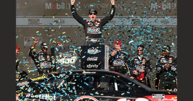 <strong>Bell triumphs in Phoenix with dramatic win over teammate Hamlin</strong>